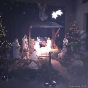 Тот же вертеп,, что и на первом фото, но немного  иначе  с групирован) с фото с ночной службы,