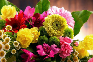 На пропитание - 1616780290_35-p-yarkii-buket-tsvetov-fon-na-rabochii-stol-44.jpg